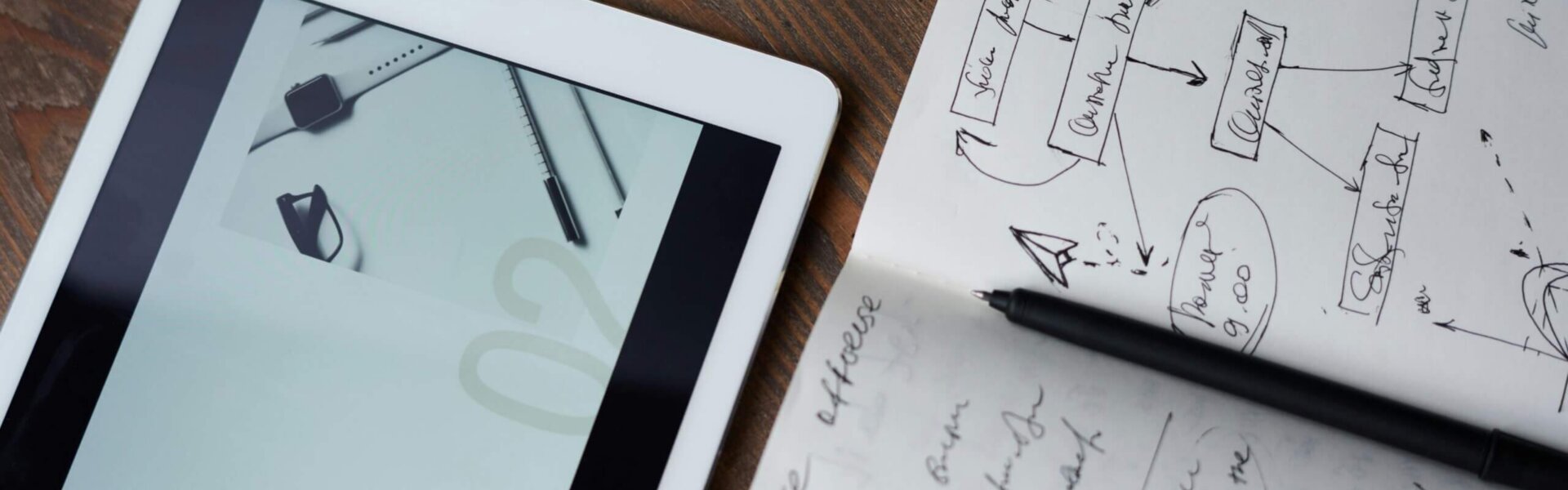 Brainstorming Tablet und Papier