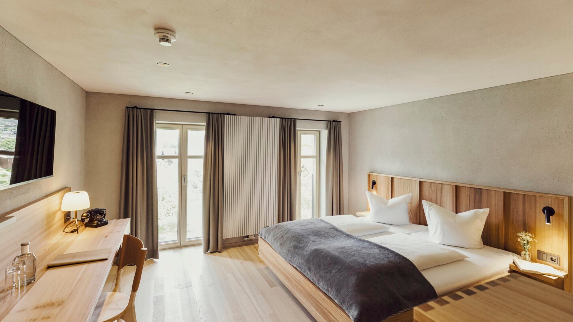 Modernes Zimmer aus Holz